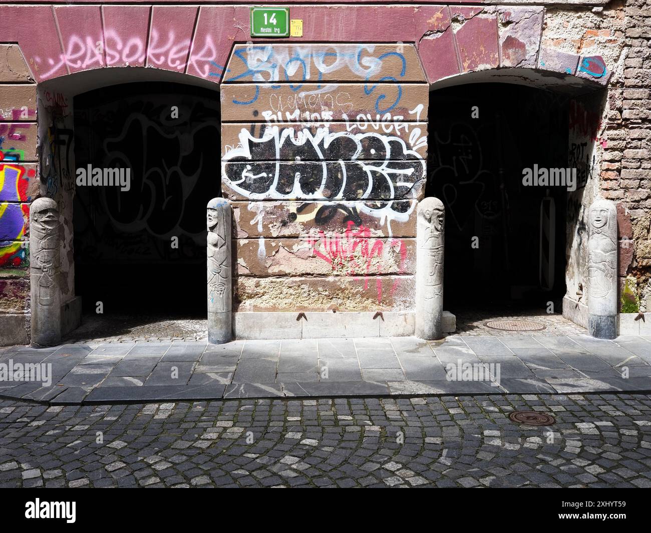 Graffitis et bornes sculptées sur Mestni Trg ou place de la ville à Ljubljana Slovénie Banque D'Images