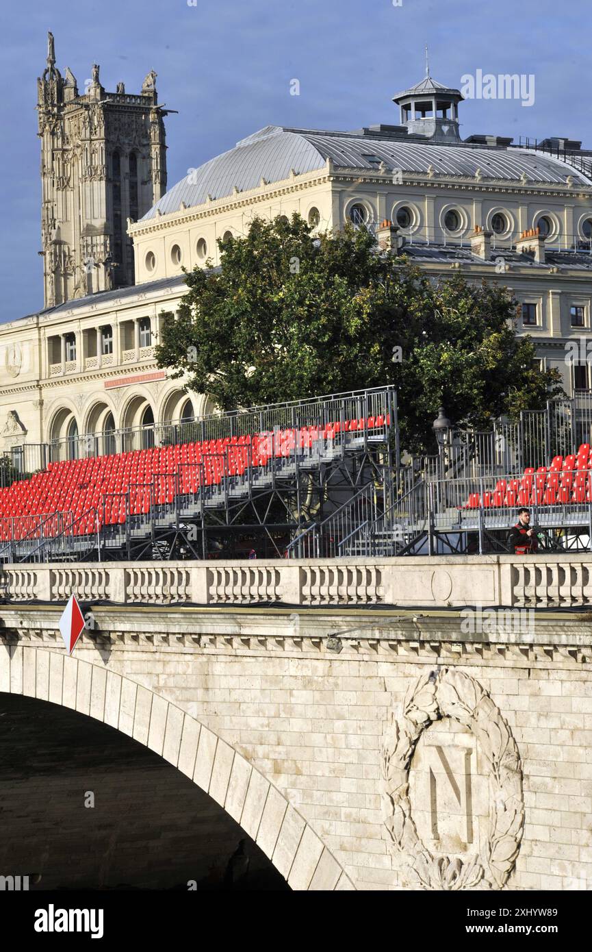 FRANCE. PARIS (75) 1ER ARRONDISSEMENT. PONT AU CHANGEMENT. PRÉPARATION DE LA CÉRÉMONIE D'OUVERTURE DES JEUX OLYMPIQUES DE PARIS 2024. INSTALLATION DE TRIBUNES FO Banque D'Images