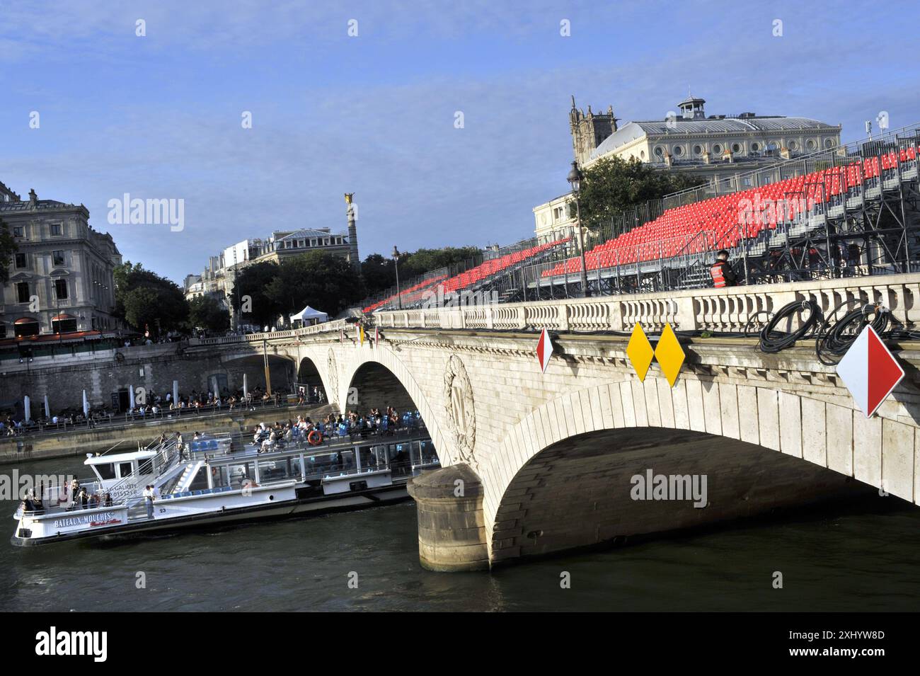 FRANCE. PARIS (75) 1ER ARRONDISSEMENT. PONT AU CHANGEMENT. PRÉPARATION DE LA CÉRÉMONIE D'OUVERTURE DES JEUX OLYMPIQUES DE PARIS 2024. INSTALLATION DE TRIBUNES FO Banque D'Images