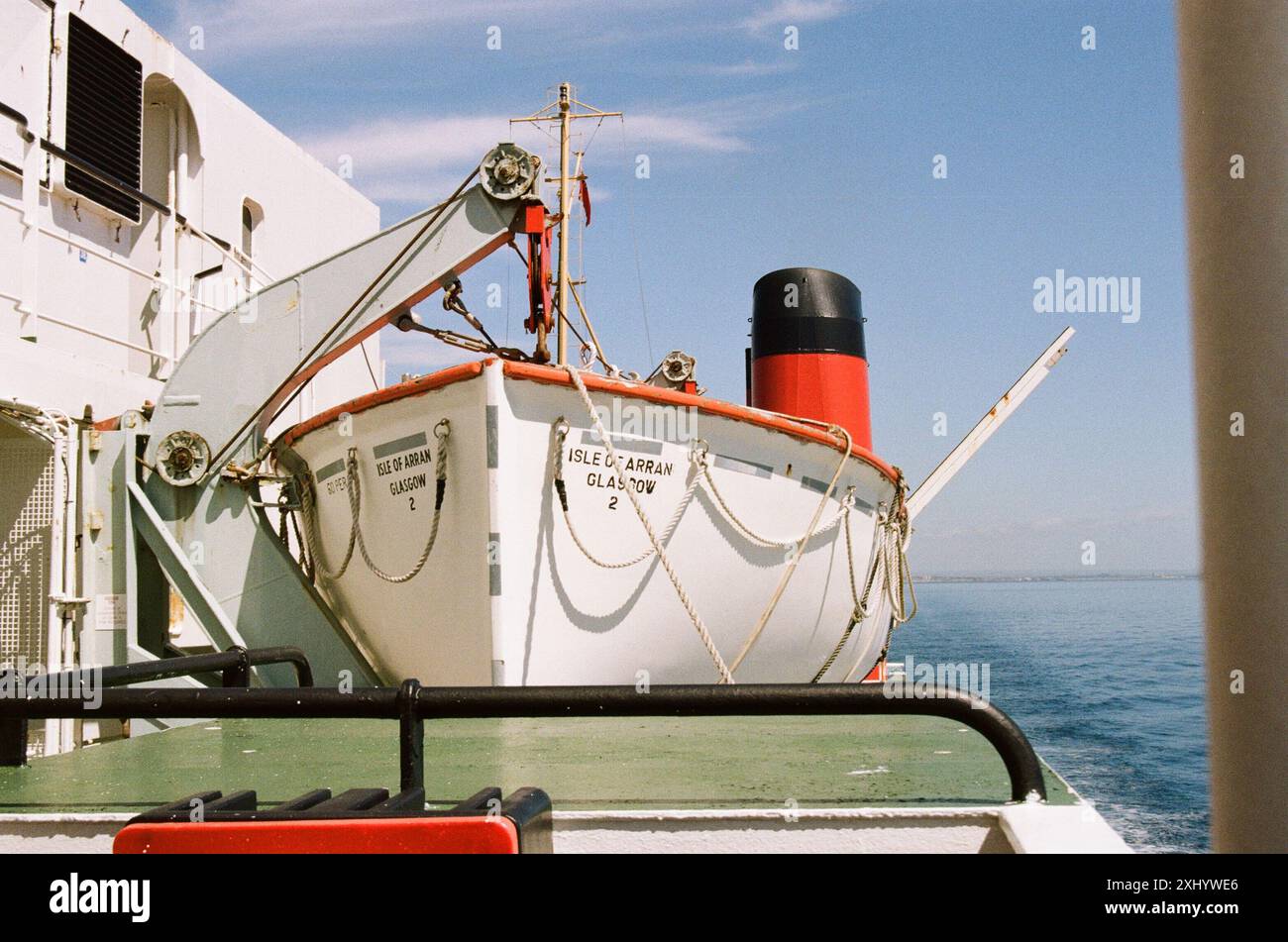 Bateau de sauvetage sur l'île MV d'Arran sur la traversée Ardrossan/Brodick, film 35mm Banque D'Images