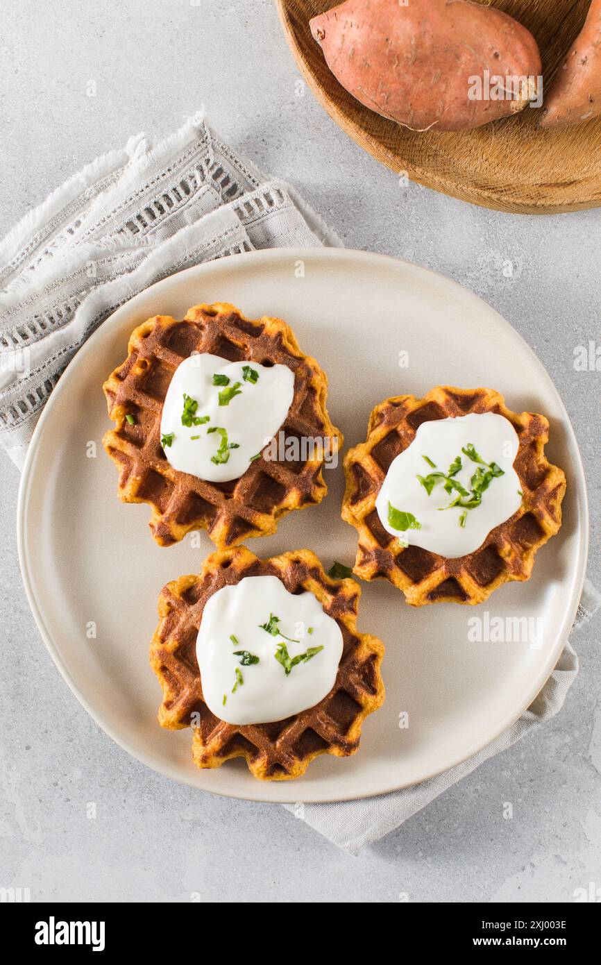 Gaufres végétariennes aux patates douces avec yaourt naturel. Petit déjeuner sain. Banque D'Images