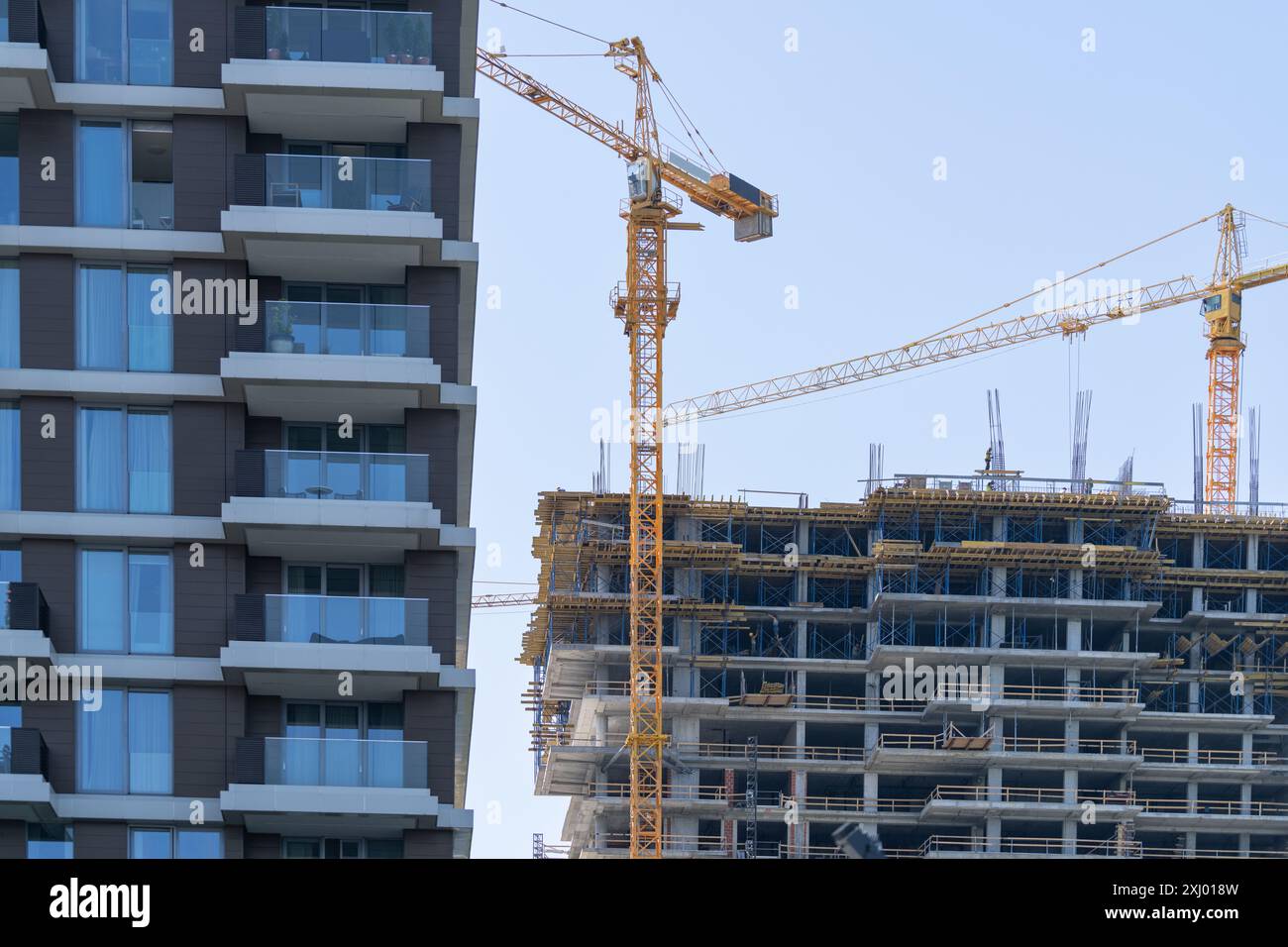 Grues à tour sur le chantier de construction. Banque D'Images