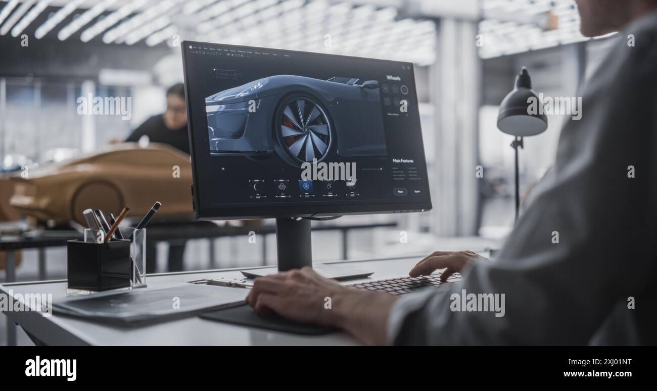 Concepteur et modeleur automobile travaillant en équipe sur la création d'une voiture futuriste dans un studio. Ingénieur travaillant sur le rendu numérique sur ordinateur de bureau, sculpteur féminin créant un modèle d'argile 3D. Banque D'Images