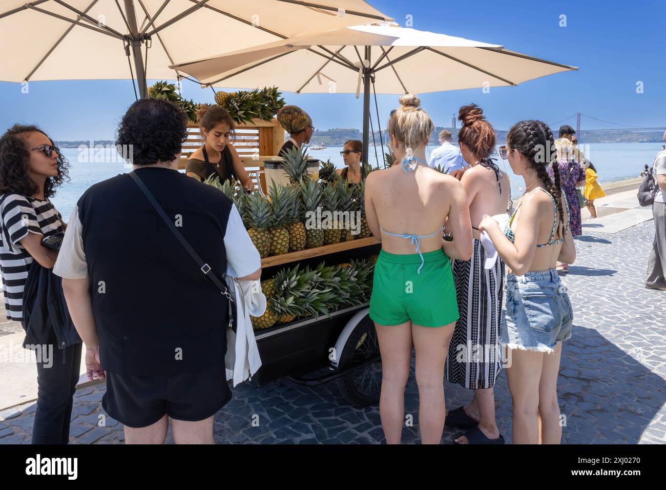 Lisbonne, Portugal - 2 juillet 2022 : un stand de boissons rafraîchissantes sur le quai du Tage Banque D'Images