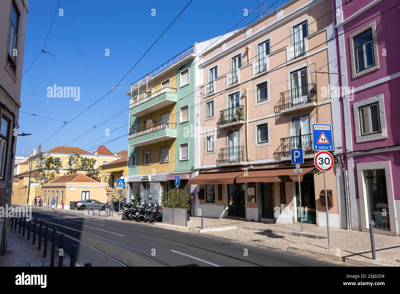 Rua Bartolomeu Dias et école Bom Sucesso (jaune), Belem, Portugal Banque D'Images