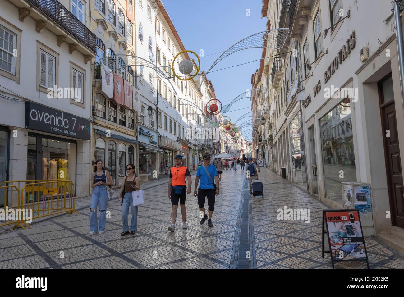 Coimbra, Portugal - 4 juillet 2022 : Rua Visconde da Luz décorée pour le Festival das Artes annuel Banque D'Images