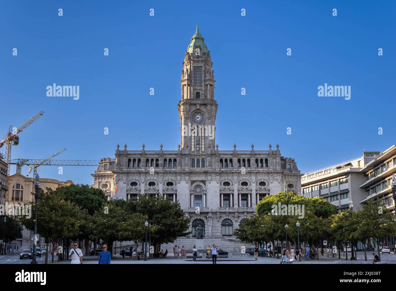 Porto, Portugal - 6 juillet 2022 : Hôtel de ville et monument d'Almeida Garrett (vers 1954) par Salvador Barata Feyo Banque D'Images