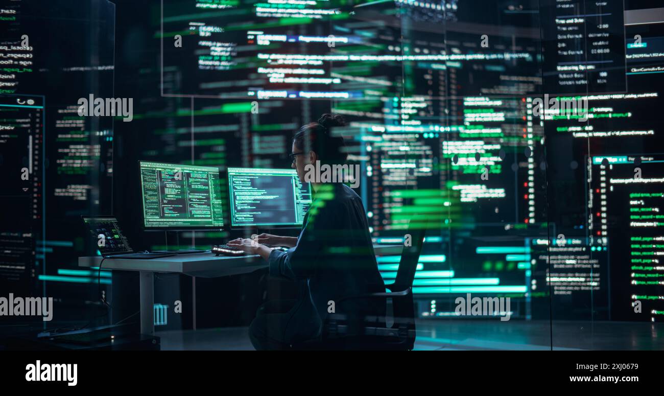 Plan d'une programmeuse travaillant dans une salle de contrôle de surveillance, entourée de grands écrans affichant des lignes de code de langage de programmation. Portrait de femme création d'un logiciel et codage Banque D'Images