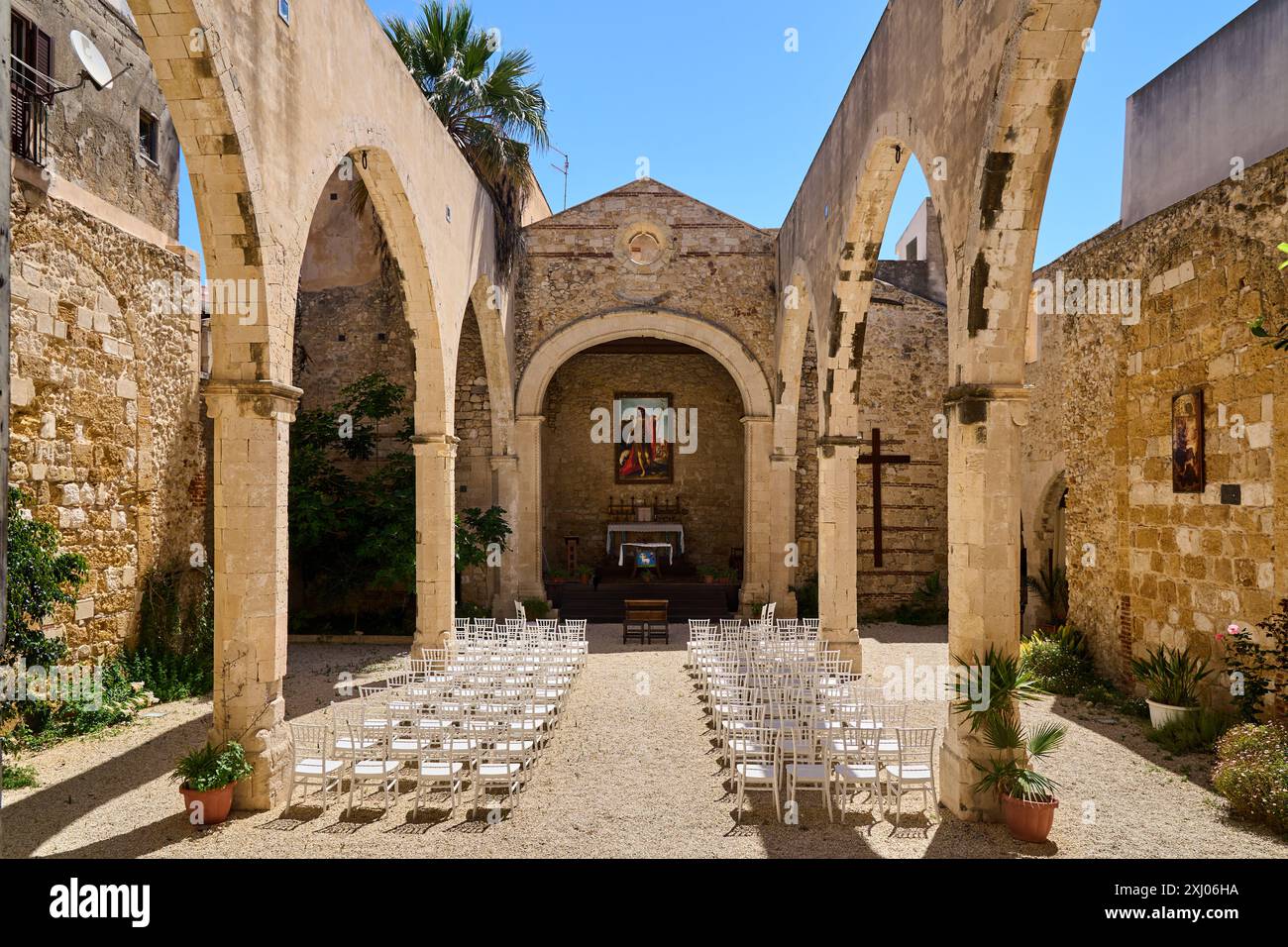 Cérémonie de mariage en plein air dans les ruines historiques de l'église Banque D'Images