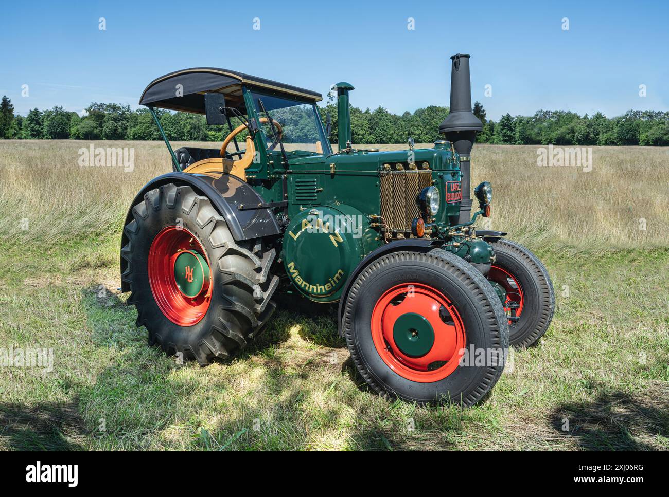 À l'avant, le tracteur historique Lanz Bulldog, Lanz d 9506. Capacité ubique , 10.338, HP, 45 / 38, année de construction, 1934 – 1954. Le Lanz Bulldog l'était Banque D'Images