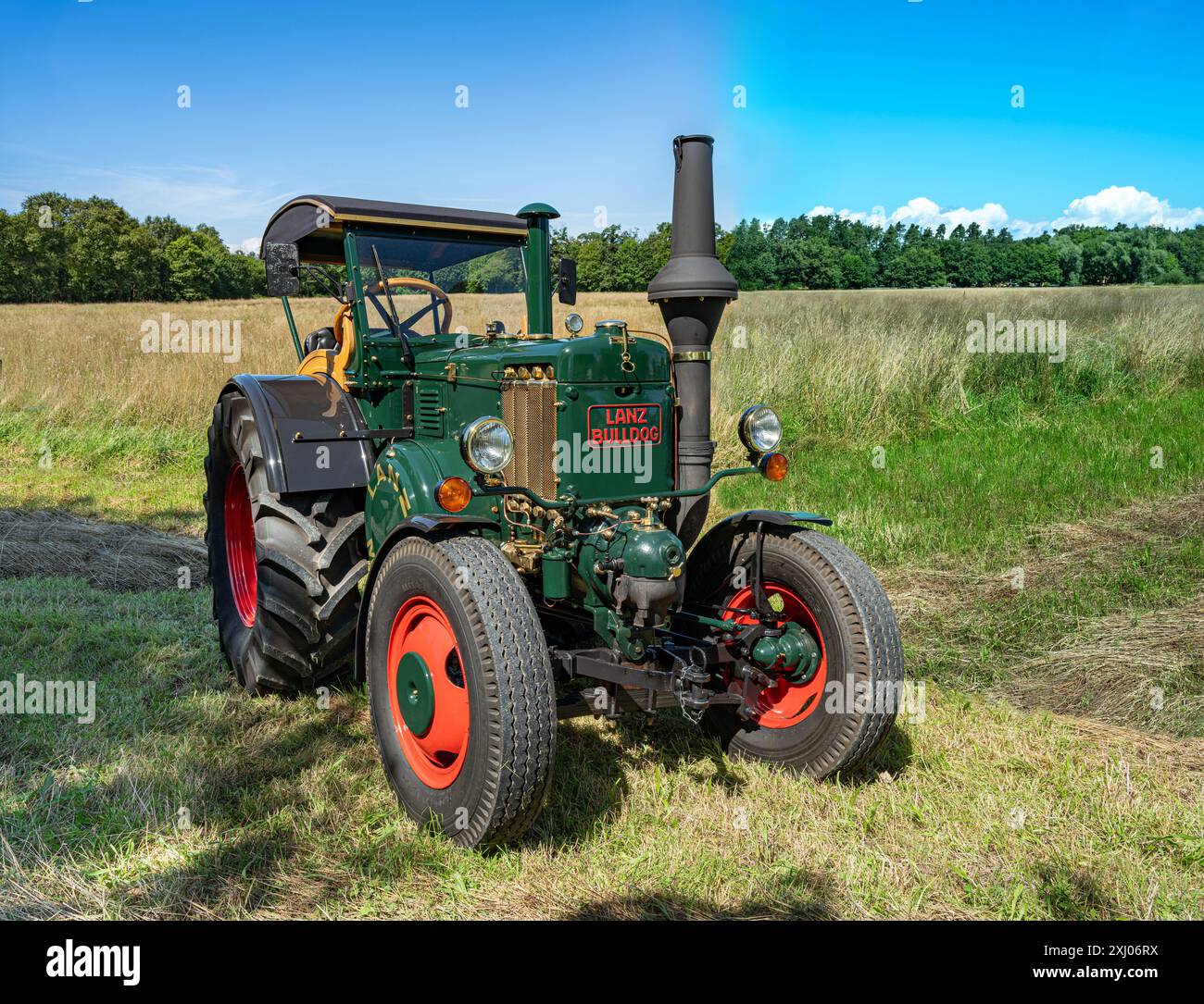 À l'avant, le tracteur historique Lanz Bulldog, Lanz d 9506. Capacité ubique , 10.338, HP, 45 / 38, année de construction, 1934 – 1954. Le Lanz Bulldog l'était Banque D'Images