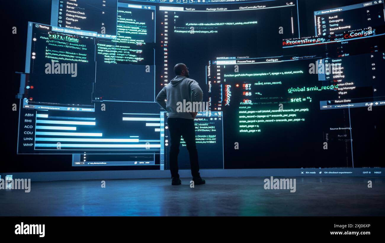 Vue arrière du jeune homme noir debout et regardant de grands écrans numériques glitching tout en affichant des lignes de code. Pirate professionnel franchissant le système de protection de cybersécurité, changeant le code Banque D'Images