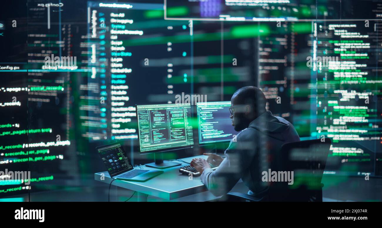 Noir Développeur masculin tapant sur l'ordinateur, entouré d'écrans transparents montrant des lignes de code. Programmeur professionnel création de logiciels complexes, exécution de tests de codage. Concept de programmation futuriste Banque D'Images