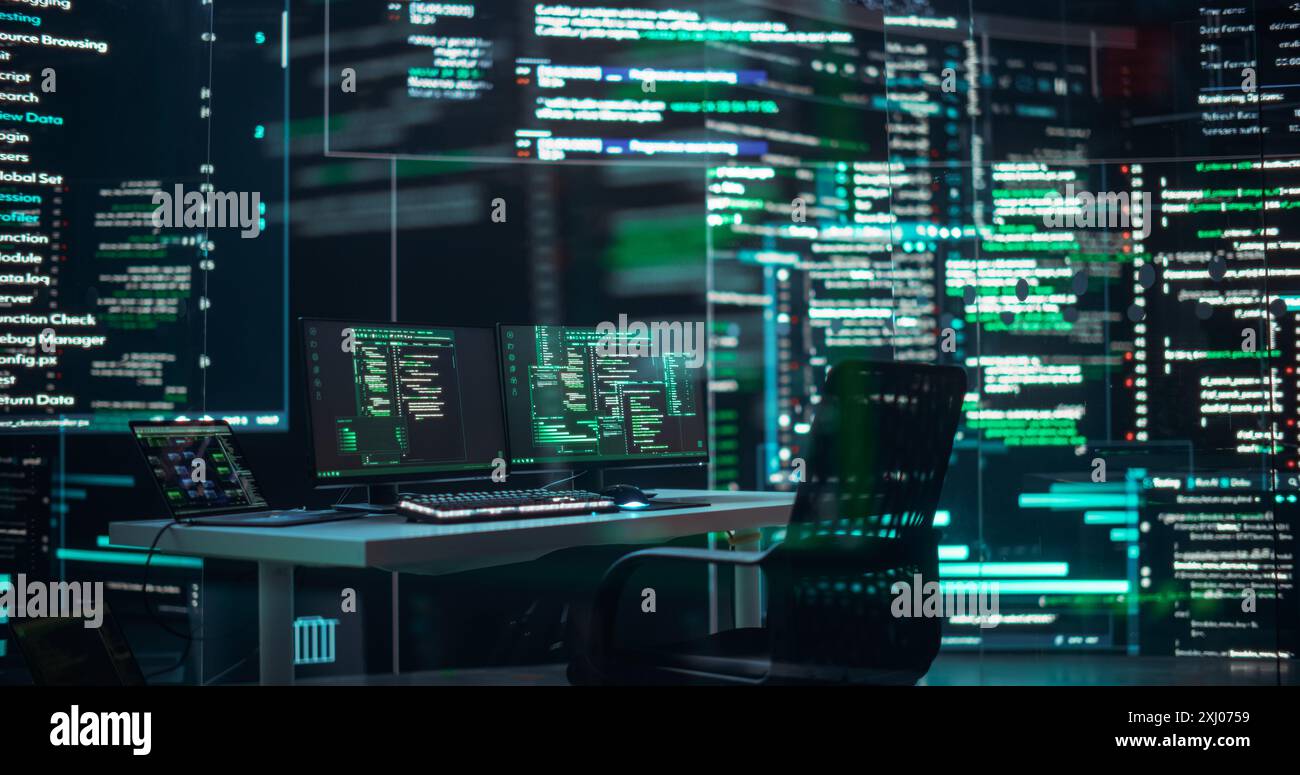 Personne n'a tiré : Bureau vide debout dans une salle de contrôle de surveillance, avec ordinateur portable entouré de grands écrans affichant des lignes de code de langage de programmation. Logiciel Autonomy ai Computer Coding a Software Banque D'Images