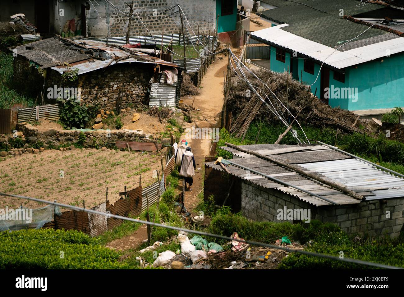 Un village rural près d'un domaine de thé à Haputale, Sri Lanka. Des maisons simples, et un chemin de terre offrant un aperçu de la vie quotidienne des populations locales. Banque D'Images