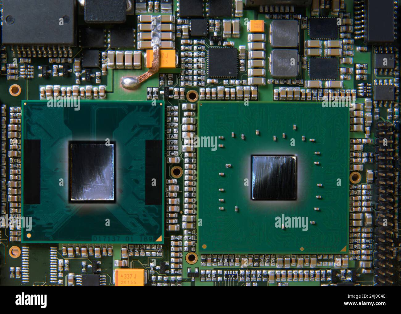 Gros plan détaillé d'une carte de circuit électronique présentant des micropuces, des résistances et d'autres composants, représentant la technologie et le matériel modernes. Banque D'Images