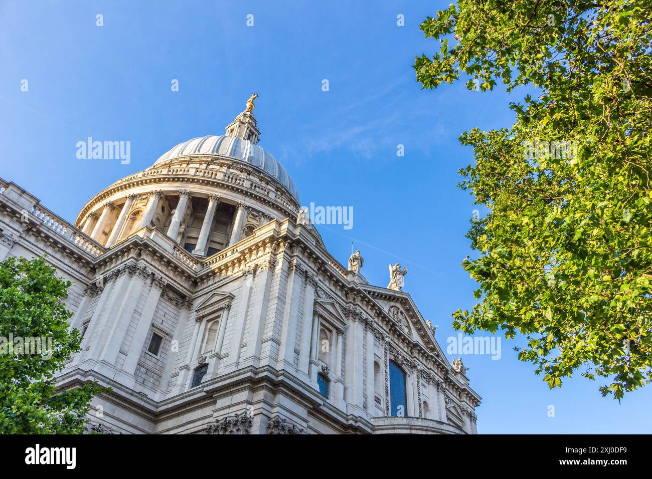 Cathédrale de Paul et ciel bleu. Londres, Angleterre Banque D'Images