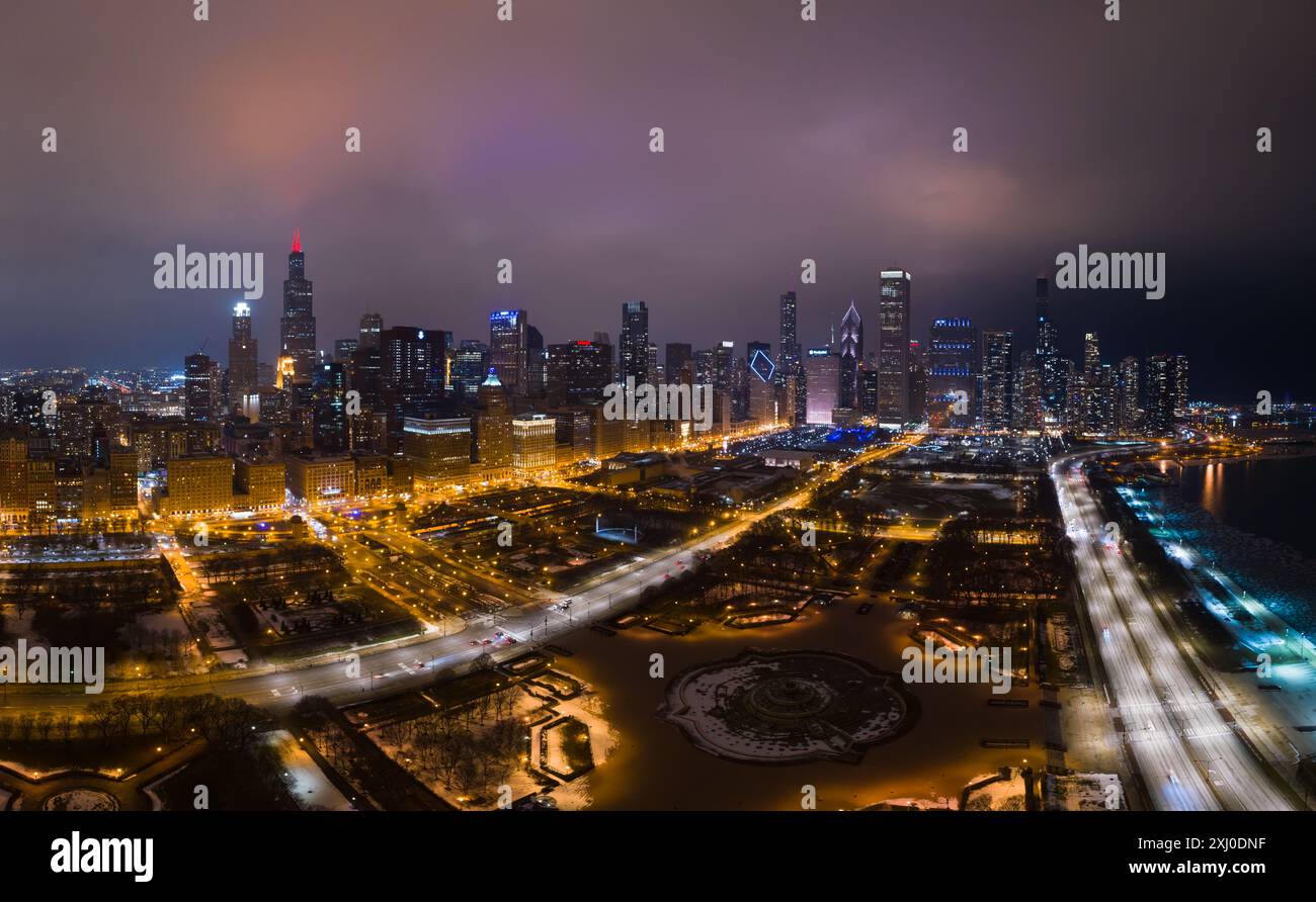 Paysage urbain de Chicago Loop la nuit en hiver. Vue aérienne. États-Unis d'Amérique Banque D'Images