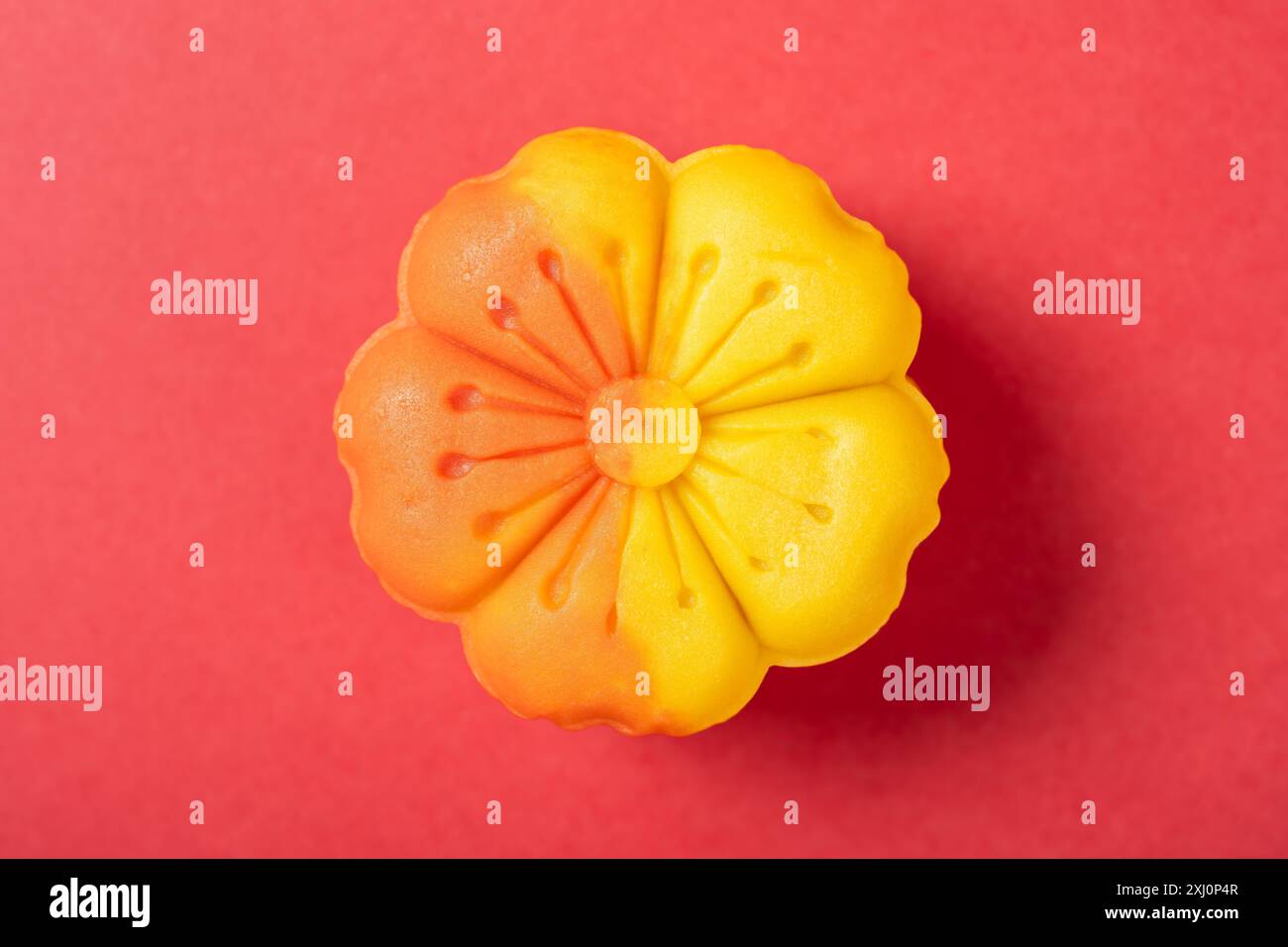 vue de dessus forme de fleur orange mooncake sur rouge Banque D'Images
