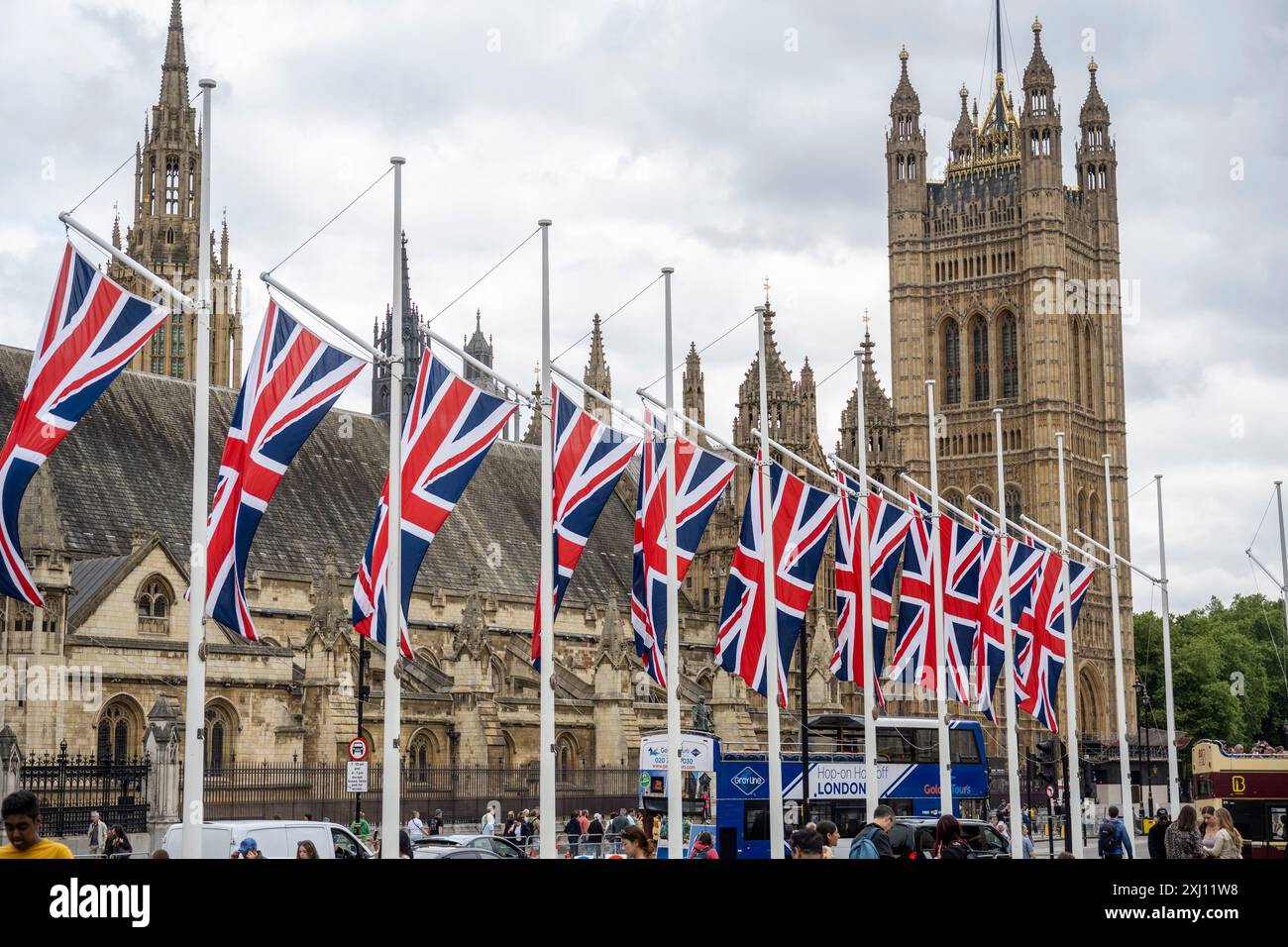 Londres, Royaume-Uni. 16 juillet 2024. Des drapeaux syndicaux ont été installés face aux chambres du Parlement avant l’ouverture du Parlement par l’État de demain, une cérémonie marquant officiellement le début de chaque session du Parlement du Royaume-Uni. Le roi Charles prononcera le discours du roi, écrit par le nouveau gouvernement travailliste, annonçant les prochaines visites d'État, et le programme législatif du gouvernement pour la nouvelle session parlementaire. Ce n’est qu’après que le discours du roi a été prononcé que toute affaire parlementaire peut être conduite. Credit : Stephen Chung / Alamy Live News Banque D'Images