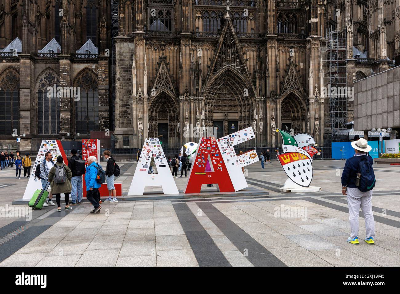 Des lettres Alaaf de deux mètres de haut se dressent devant la cathédrale sur la place Roncalli. Cadeau de la Festkomitee Koelner Karneval pour la 200ème Anniversa Banque D'Images