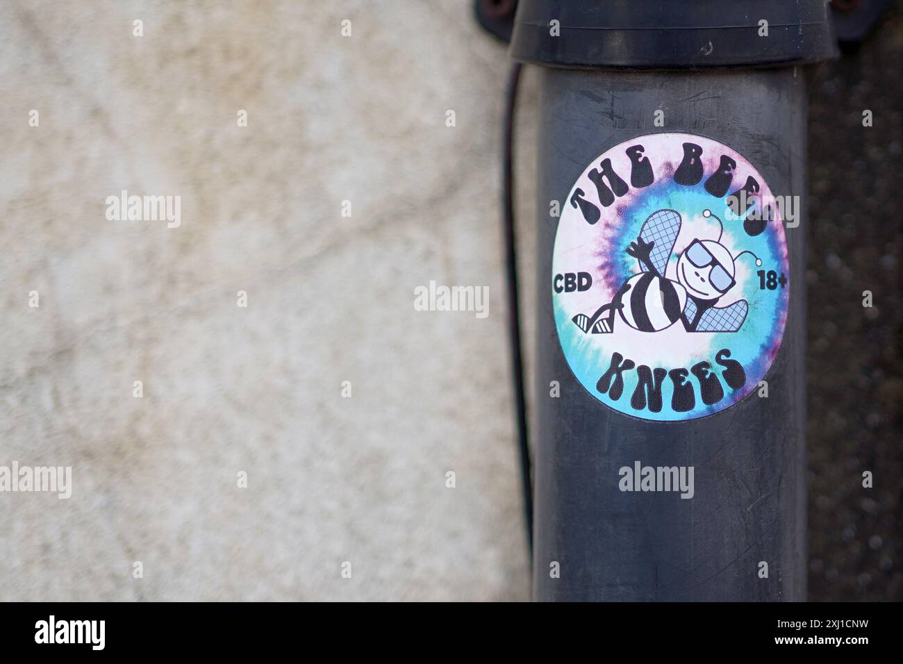 L'autocollant Bee's Knees Lamp Post à Cardiff, juillet 2024 Banque D'Images