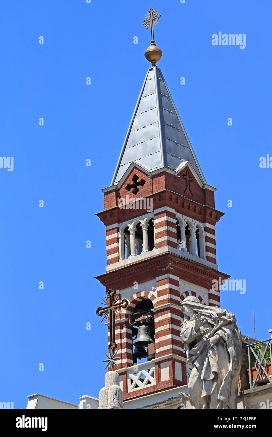 Rome, Italie - 29 juin 2014 : Tour du clocher à l'église Chiesa di Santa Brigida dans la capitale Sunny Summer Day. Banque D'Images