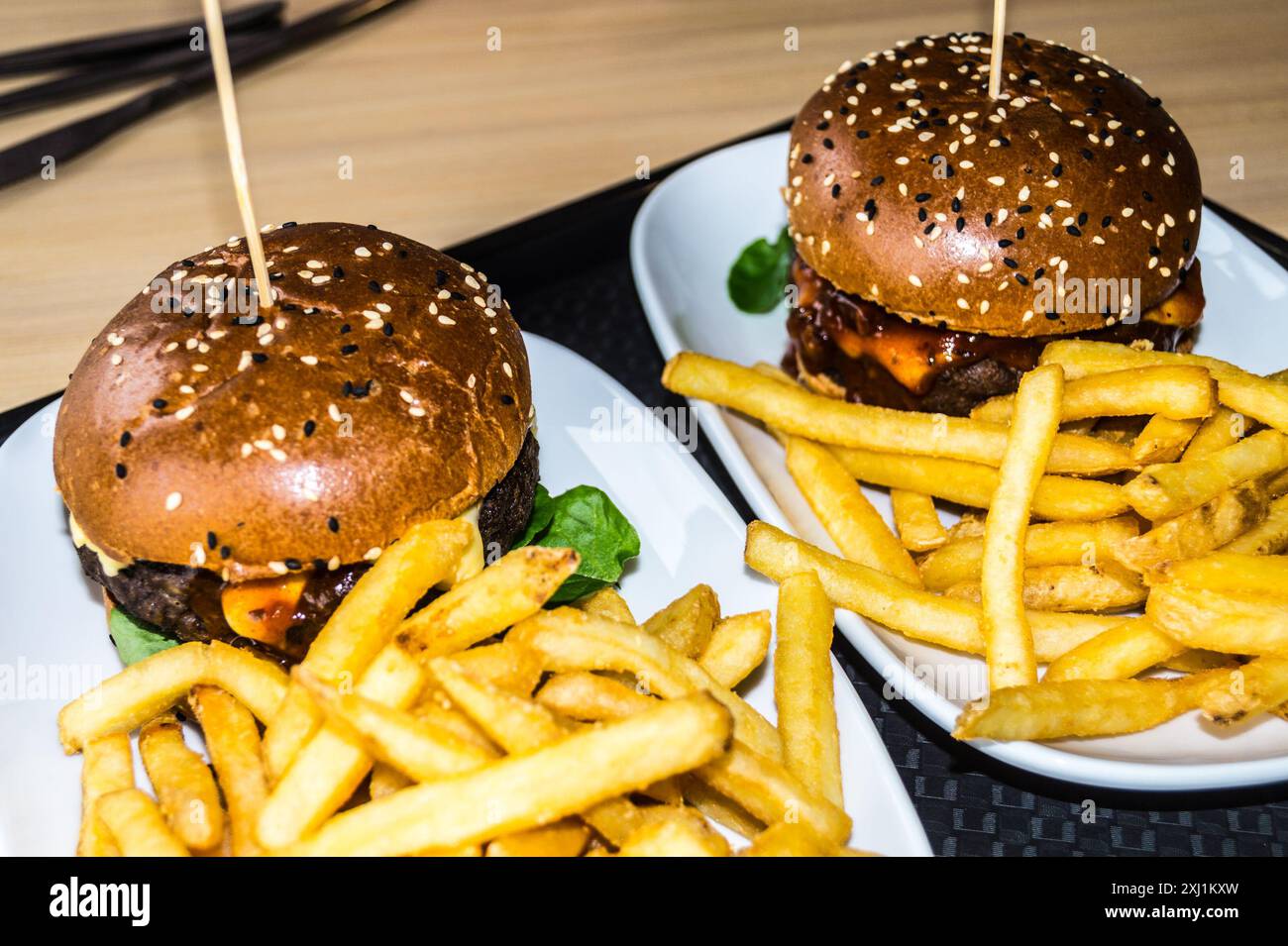 Hamburgers gastronomiques servis à bord du ferry Interislander Cook Strait, dans le cadre du Burger Wellington Festival, en Nouvelle-Zélande. Et des chips. Ou frites. Et de la bière. Banque D'Images