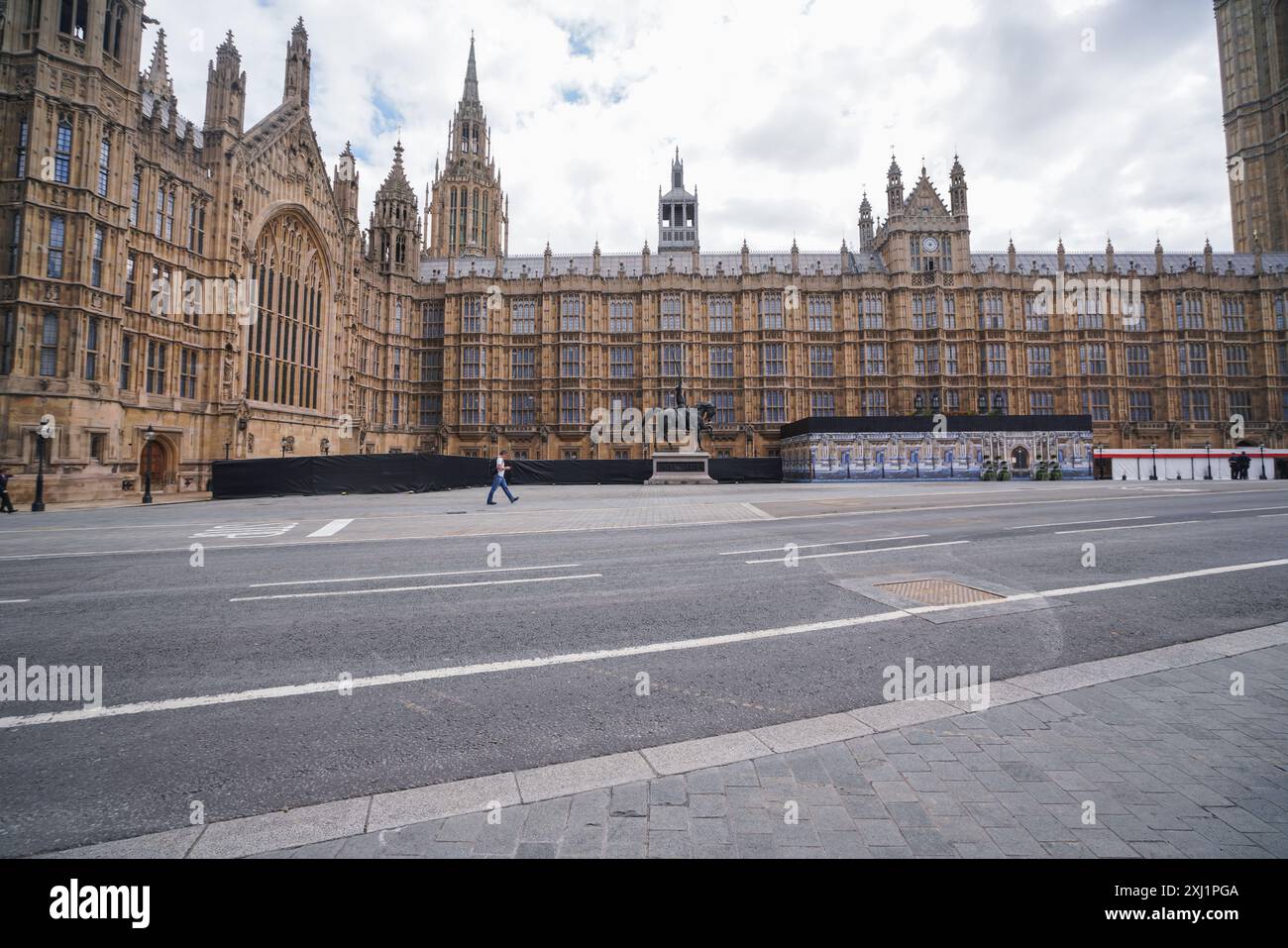 Westminster, Londres, Royaume-Uni. 16 juillet 2024 Une zone stérile autour des bâtiments du parlement est créée avec une sécurité accrue avant l'ouverture du Parlement par l'État mercredi par le roi Charles III le 17 juillet. Le nouveau gouvernement travailliste introduira son programme législatif dans le discours du roi décrivant de nouvelles lois pour donner la priorité au crédit de croissance économique : Amer Ghazzal/Alamy Live News Banque D'Images