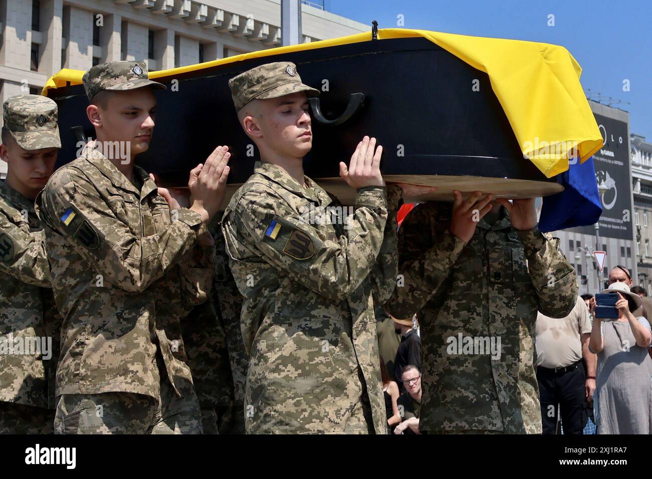 Kiev, Ukraine. 16 juillet 2024. Les prêtres ont honoré le cercueil du commandant du bataillon de volontaires de l’OUN Mykola Kokhanovsky lors des funérailles à Kiev. Funérailles du commandant du bataillon de l'Organisation des nationalistes ukrainiens (OUN) Mykola Kokhan?vsky à pseudo Bureviy. Le 10 juin 2024, le destin apprend sa mort à Kharkivsky près de Vovchansk. Crédit : SOPA images Limited/Alamy Live News Banque D'Images