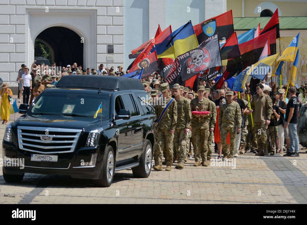Kiev, Ukraine. 16 juillet 2024. Cortège funéraire, garde d’honneur vue lors des funérailles du commandant du bataillon de volontaires de l’OUN Mykola Kokhanivskyi à Kiev. Funérailles du commandant du bataillon de l'Organisation des nationalistes ukrainiens (OUN) Mykola Kokhan?vsky à pseudo Bureviy. Le 10 juin 2024, le destin apprend sa mort à Kharkivsky près de Vovchansk. (Photo par Aleksandr Gusev/SOPA images/SIPA USA) crédit : SIPA USA/Alamy Live News Banque D'Images