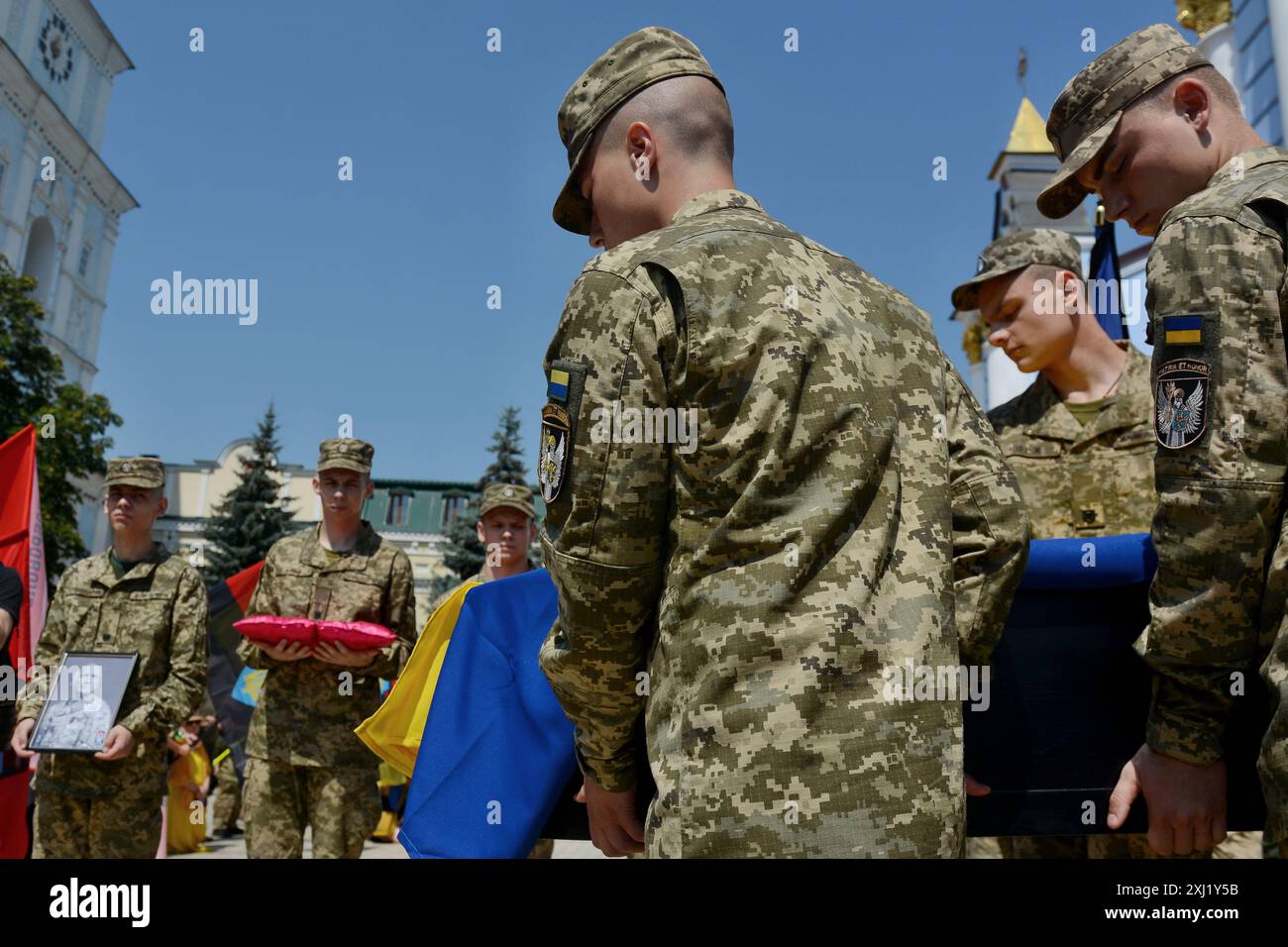 Kiev, Ukraine. 16 juillet 2024. Les gardes d'honneur portent le cercueil du commandant du bataillon de volontaires de l'OUN Mykola Kokhanivskyi pendant les funérailles à Kiev. Funérailles du commandant du bataillon de l'Organisation des nationalistes ukrainiens (OUN) Mykola Kokhan?vsky à pseudo Bureviy. Le 10 juin 2024, le destin apprend sa mort à Kharkivsky près de Vovchansk. (Photo par Aleksandr Gusev/SOPA images/SIPA USA) crédit : SIPA USA/Alamy Live News Banque D'Images