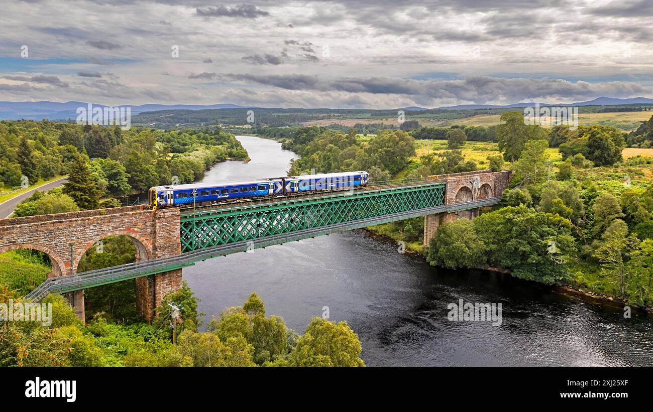 Kyle of Sutherland Scotland le train ScotRail Oykel ou Invershin Viaduc d'Inverness traverse le pont en été Banque D'Images