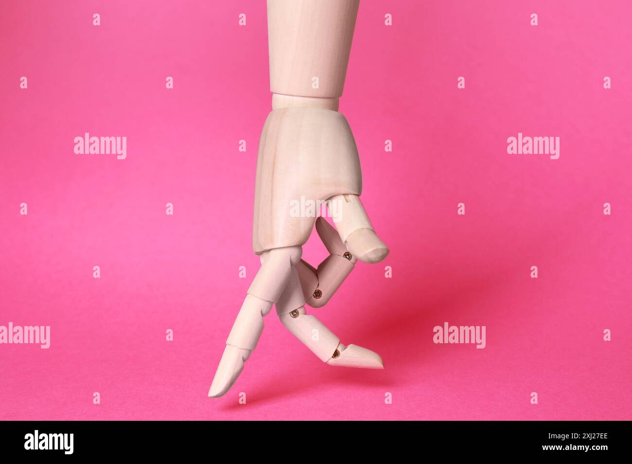 Modèle à main en bois sur fond rose. Partie mannequin Banque D'Images