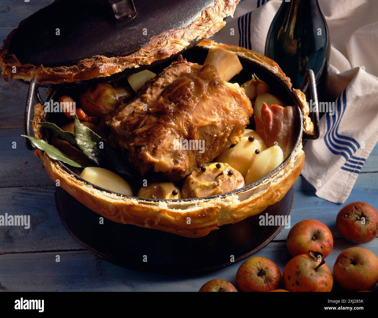 Jarret de veau aux pommes Banque D'Images