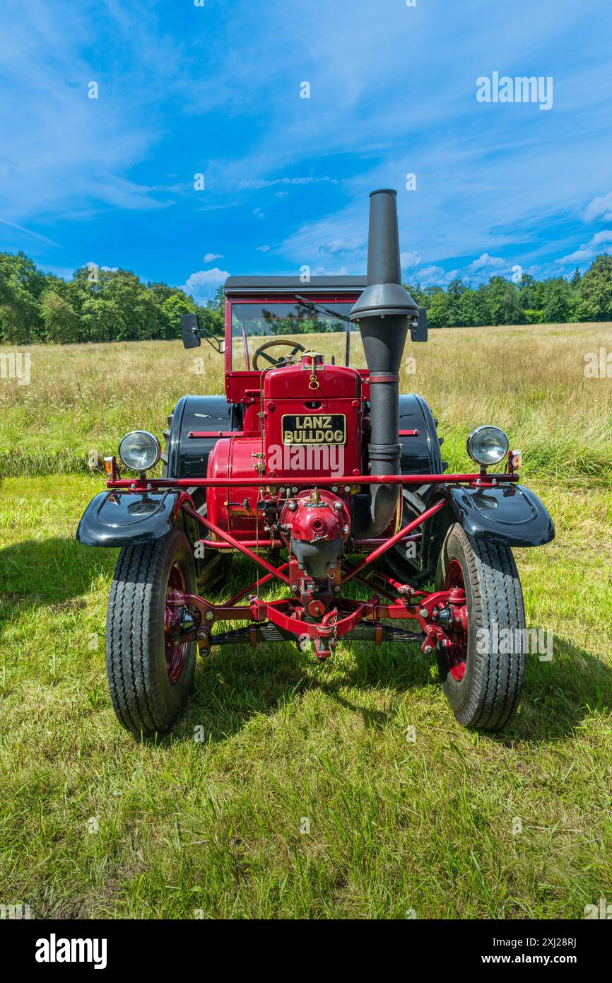 À l'avant, le tracteur historique Lanz Bulldog, Lanz d 9506. Capacité ubique , 10.338, HP, 45 / 38, année de construction, 1934 – 1954. Le Lanz Bulldog l'était Banque D'Images