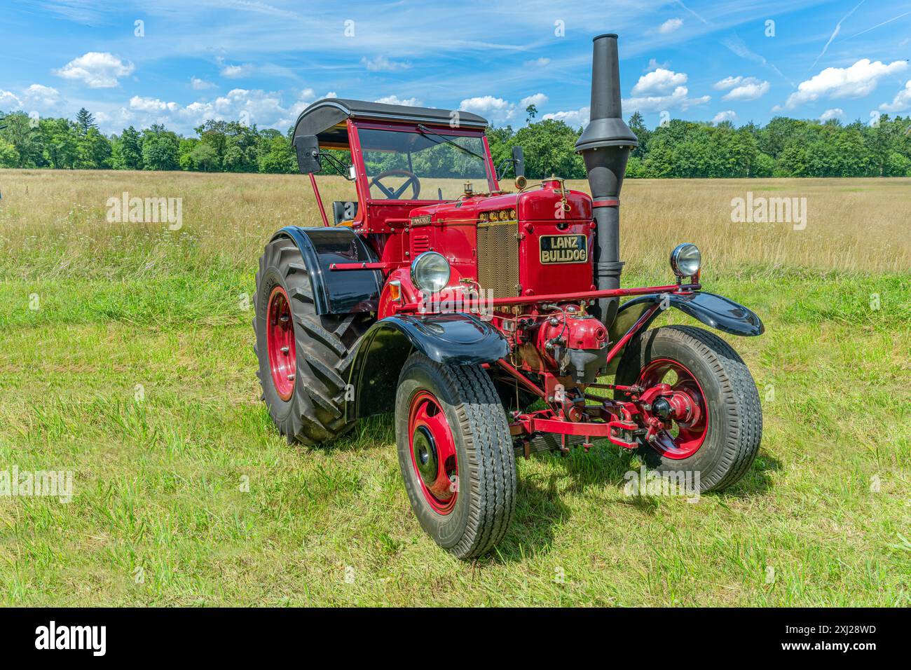 À l'avant, le tracteur historique Lanz Bulldog, Lanz d 9506. Capacité ubique , 10.338, HP, 45 / 38, année de construction, 1934 – 1954. Le Lanz Bulldog l'était Banque D'Images