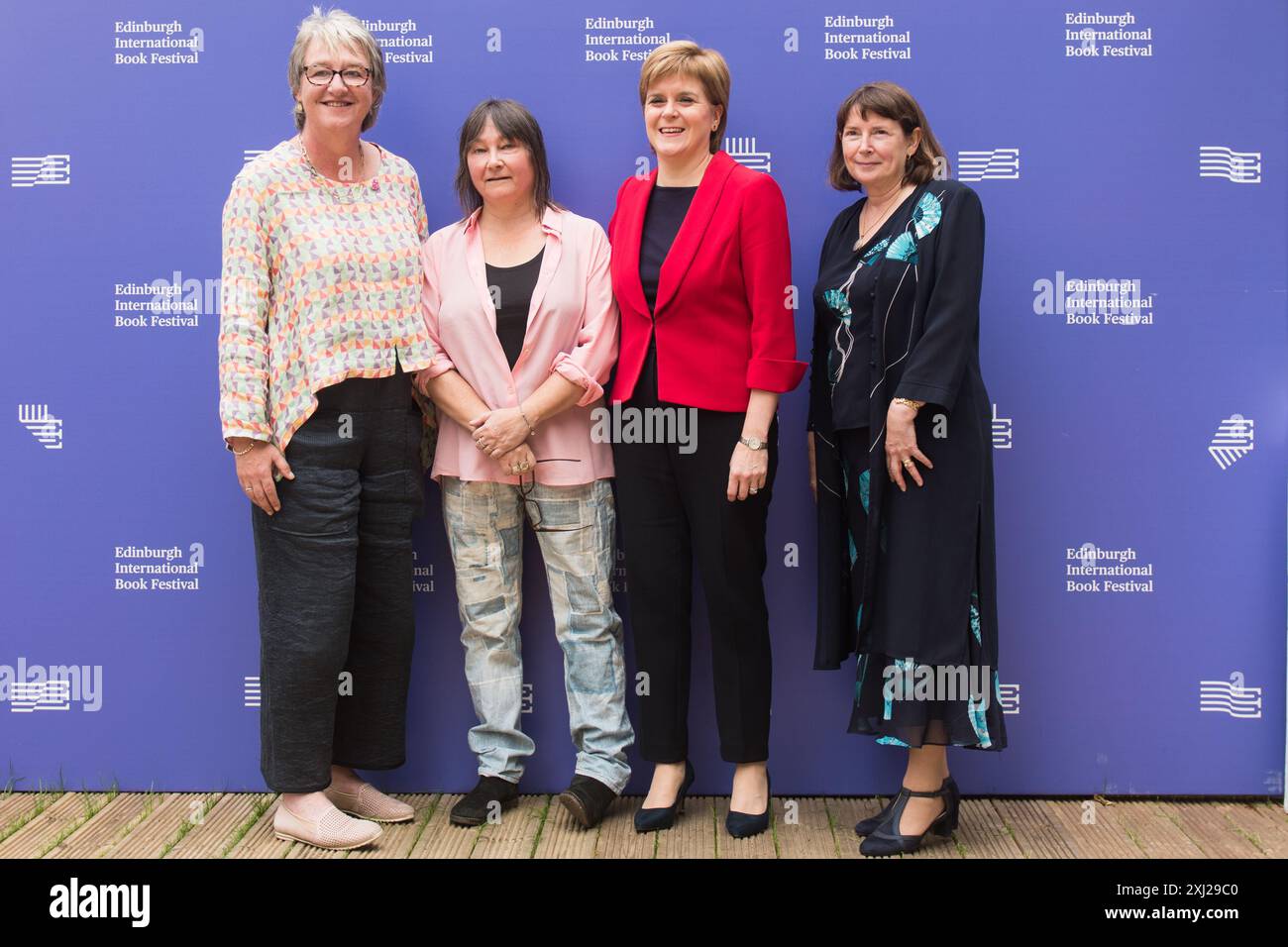 Edimburgh, Écosse. 20 août 2018. L'auteur écossais Ali Smith et le premier ministre écossais Nicola Sturgeon assistent à une photoconférence pendant l'Édimbourg Banque D'Images