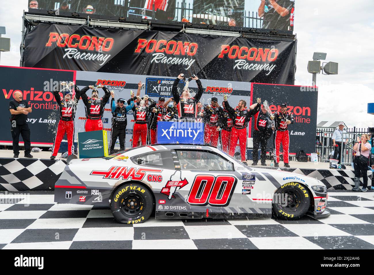 Long Pond, Pennsylvanie, États-Unis. 13 juillet 2024. Cole Custer célèbre sa victoire pour l'Explore the Pocono Mountains 225 à long Pond, PA, USA. (Crédit image : © Walter G. Arce Sr./ASP via ZUMA Press Wire) USAGE ÉDITORIAL SEULEMENT! Non destiné à UN USAGE commercial ! Banque D'Images