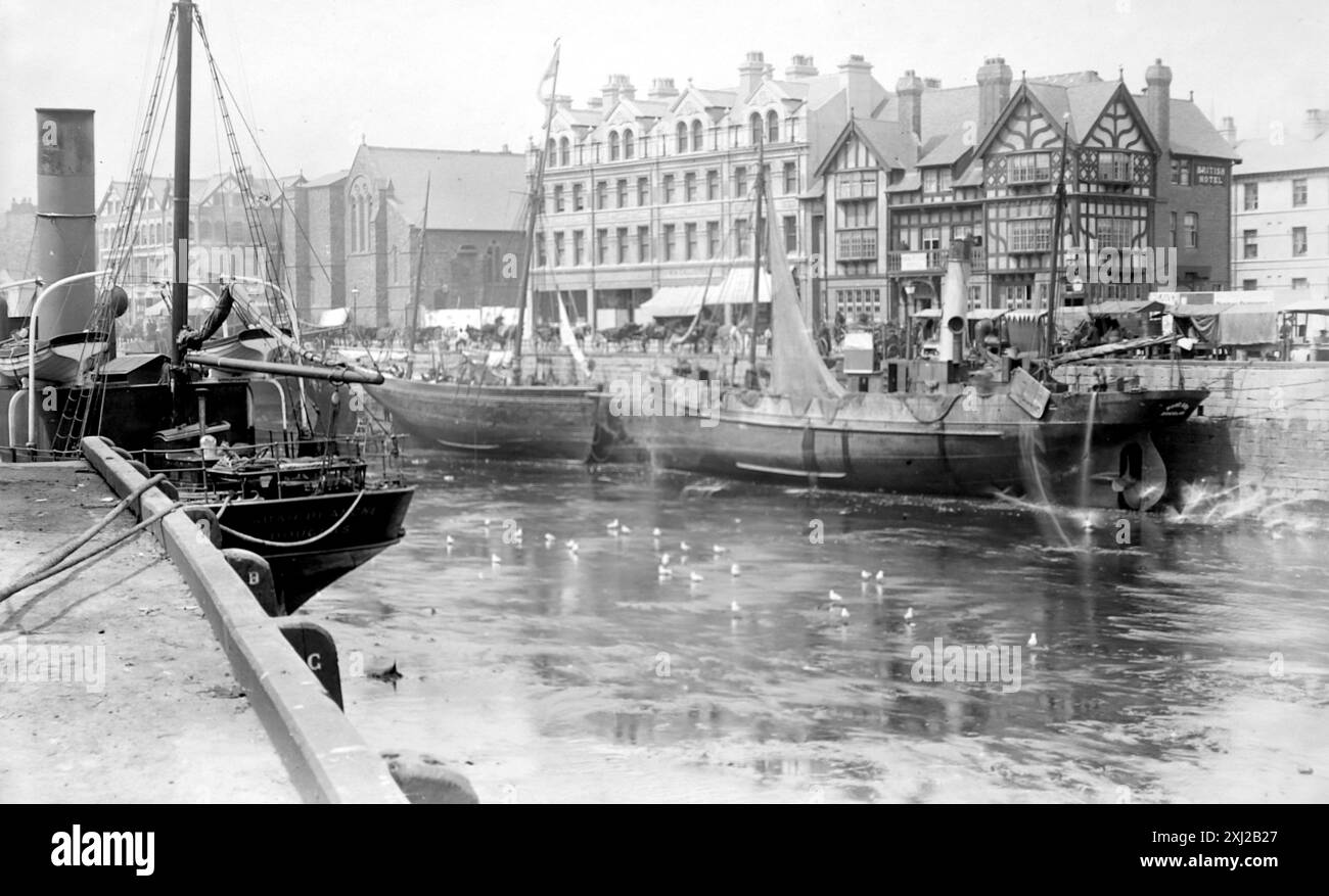 Le port intérieur, Douglas, île de Man. Les navires dans le quai comprennent Rose Ann et Sarah Blanche. Les bâtiments comprennent le British Hotel. Cette photographie est tirée d'un original édouardien, vers 1910. L'original faisait partie d'un album de 150 photographies d'albumen, de qualité variable, dont beaucoup j'ai photographié. La collection comprenait des images en particulier de l'île de Man et du comté anglais du Devonshire. Des annotations ont été incluses dans l'album mais, malheureusement, il n'y avait pas de dates précises. Les photos originales étaient, en moyenne 6x4 ½ pouces. Banque D'Images