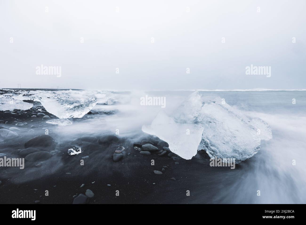 Longue exposition de Diamond Beach en Islande par un matin nuageux Banque D'Images