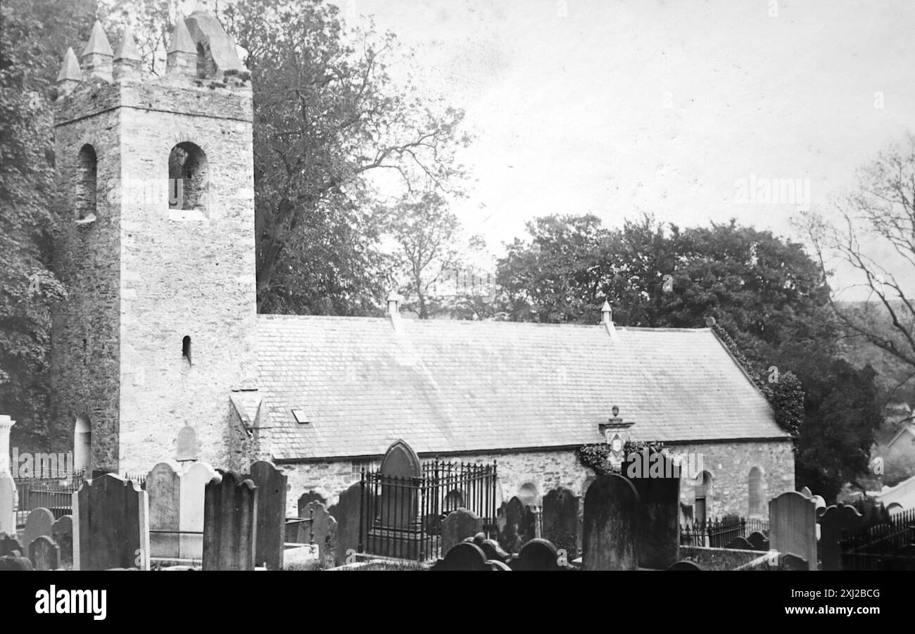 Église et cimetière Kirk Braddan, Douglas, Île de Man. Cette photographie est tirée d'un original édouardien, vers 1910. L'original faisait partie d'un album de 150 photographies d'albumen, de qualité variable, dont beaucoup j'ai photographié. La collection comprenait des images en particulier de l'île de Man et du comté anglais du Devonshire. Des annotations ont été incluses dans l'album mais, malheureusement, il n'y avait pas de dates précises. Les photos originales étaient, en moyenne 6x4 ½ pouces. Banque D'Images