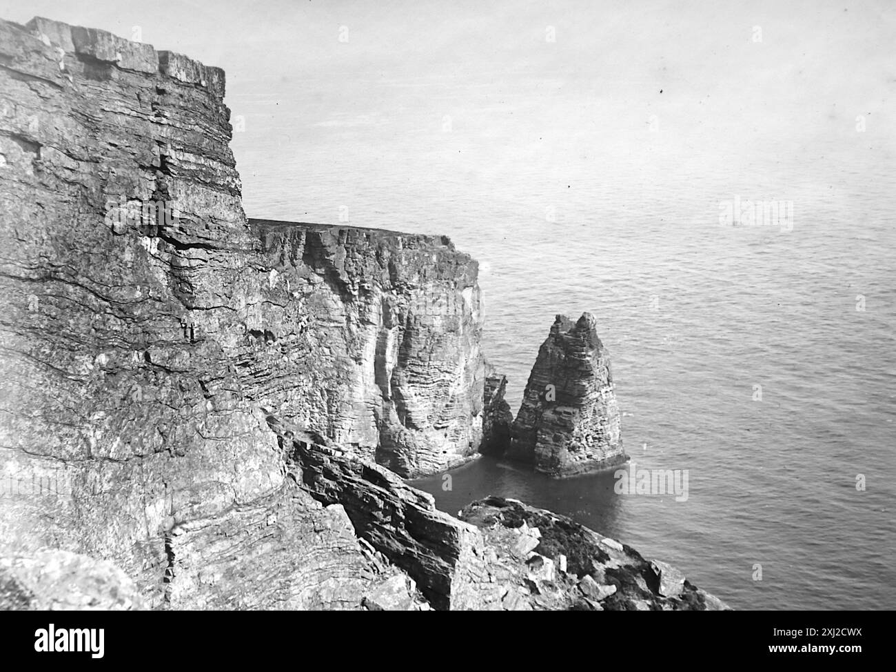 Sugar Loaf Rock aux gouffres, près de Port St Mary, île de Man. Cette photographie est tirée d'un original édouardien, vers 1910. L'original faisait partie d'un album de 150 photographies d'albumen, de qualité variable, dont beaucoup j'ai photographié. La collection comprenait des images en particulier de l'île de Man et du comté anglais du Devonshire. Des annotations ont été incluses dans l'album mais, malheureusement, il n'y avait pas de dates précises. Les photos originales étaient, en moyenne 6x4 ½ pouces. Banque D'Images