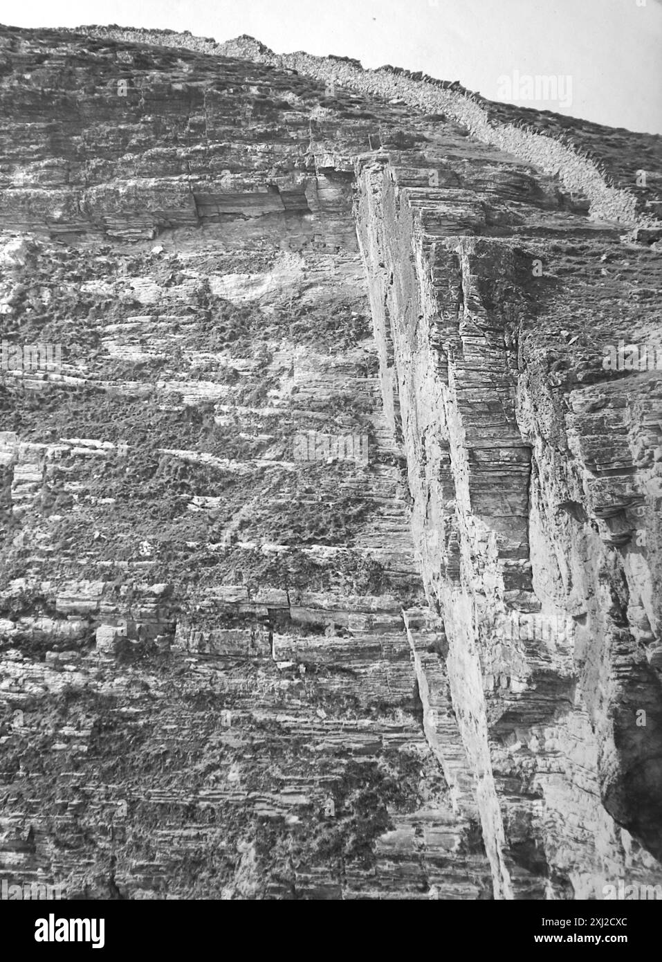 Les falaises menant aux gouffres, près de Port St Mary, île de Man. Cette photographie est tirée d'un original édouardien, vers 1910. L'original faisait partie d'un album de 150 photographies d'albumen, de qualité variable, dont beaucoup j'ai photographié. La collection comprenait des images en particulier de l'île de Man et du comté anglais du Devonshire. Des annotations ont été incluses dans l'album mais, malheureusement, il n'y avait pas de dates précises. Les photos originales étaient, en moyenne 6x4 ½ pouces. Banque D'Images