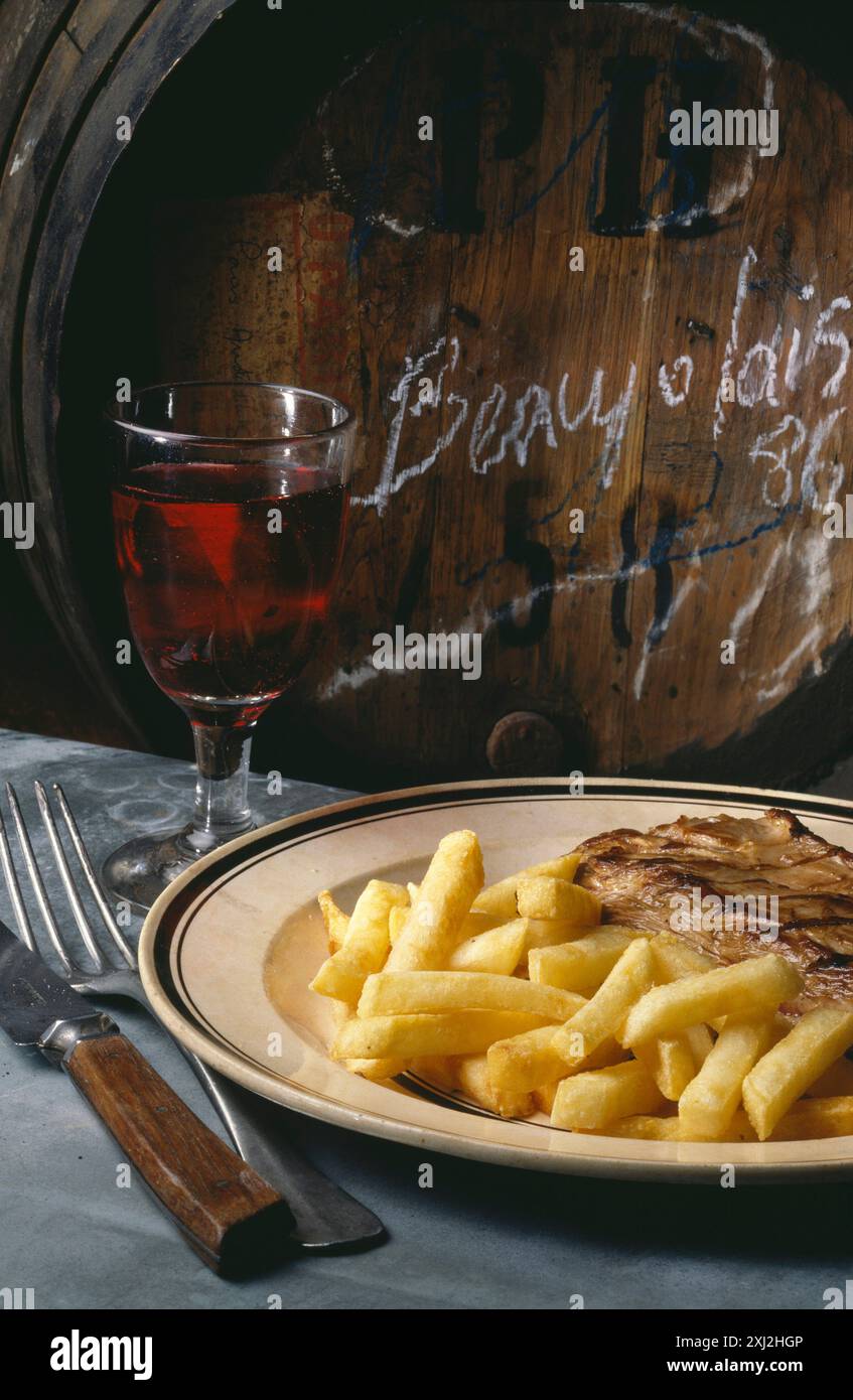 Steak et frites avec Beaujolais nouveau Banque D'Images