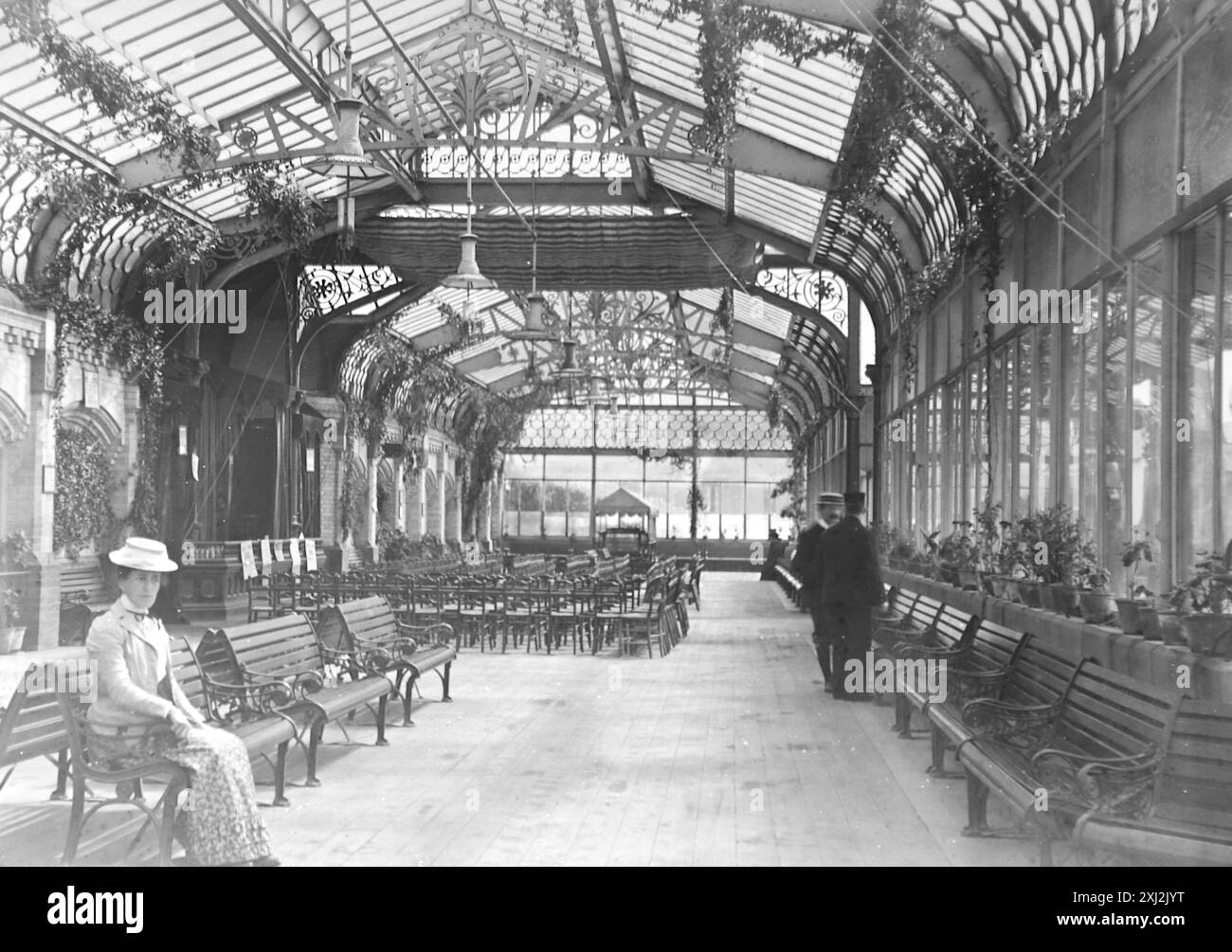 Le Pavillon, avec une dame assise sur un banc au premier plan et des accompagnateurs à proximité, Ilfracombe, Devon. Cette photographie est tirée d'un original édouardien, vers 1910. L'original faisait partie d'un album de 150 photographies d'albumen, de qualité variable, dont beaucoup j'ai photographié. La collection comprenait des images en particulier de l'île de Man et du comté anglais du Devonshire. Des annotations ont été incluses dans l'album mais, malheureusement, il n'y avait pas de dates précises. Les photos originales étaient, en moyenne 6x4 ½ pouces. Banque D'Images