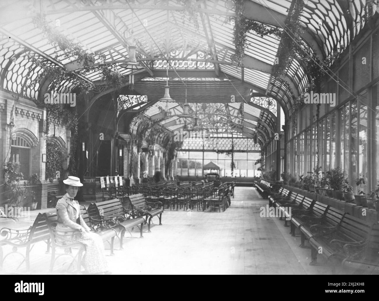 Le Pavillon, intérieur, Ilfracombe, Devon. Cette photographie est tirée d'un original édouardien, vers 1910. L'original faisait partie d'un album de 150 photographies d'albumen, de qualité variable, dont beaucoup j'ai photographié. La collection comprenait des images en particulier de l'île de Man et du comté anglais du Devonshire. Des annotations ont été incluses dans l'album mais, malheureusement, il n'y avait pas de dates précises. Les photos originales étaient, en moyenne 6x4 ½ pouces. Banque D'Images