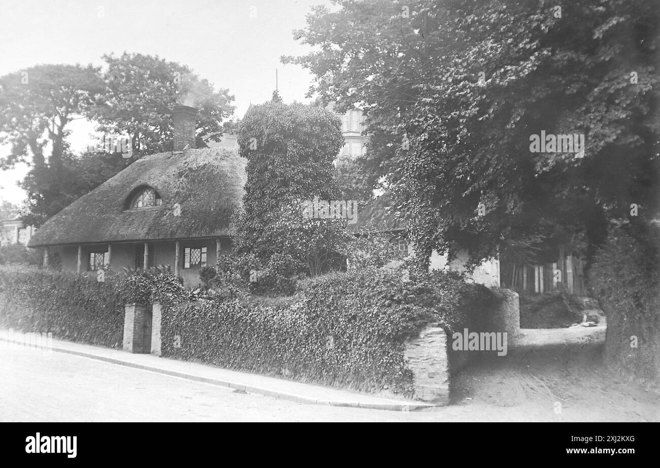 Un chalet au toit de chaume à Ilfracombe, Devon. Cette photographie est tirée d'un original édouardien, vers 1910. L'original faisait partie d'un album de 150 photographies d'albumen, de qualité variable, dont beaucoup j'ai photographié. La collection comprenait des images en particulier de l'île de Man et du comté anglais du Devonshire. Des annotations ont été incluses dans l'album mais, malheureusement, il n'y avait pas de dates précises. Les photos originales étaient, en moyenne 6x4 ½ pouces. Banque D'Images