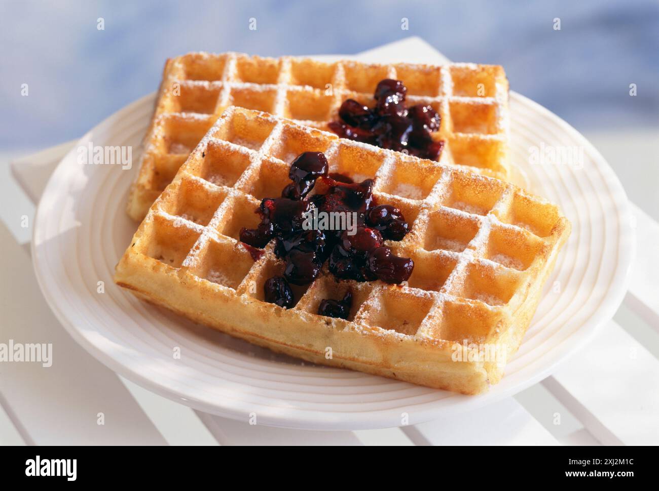 Gaufres sur Confiture de cerises Banque D'Images