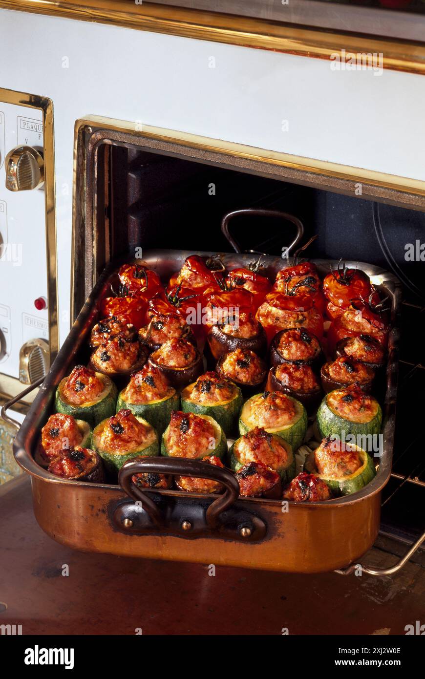 Tomates farcies, courgettes et aubergines (chef : Alain Ducasse) Banque D'Images